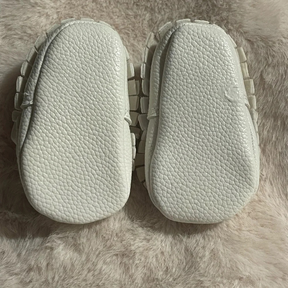 White Baby Moccasins with Bow - Picture 12 of 13